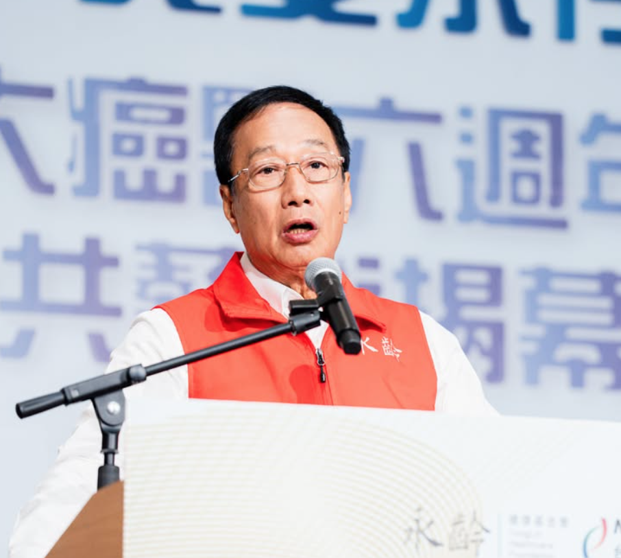 退休後鮮少露面！75歲郭台銘「現身高爾夫球場」合照球友　網驚「頭髮怎麼全白了」健康狀況惹議