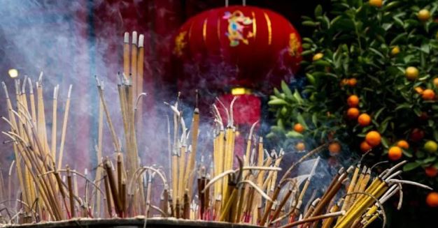 週末鬼門要開了！命理師曝「6大禁忌」祭拜不能說這話　鬼月「少吃這食物」：鬼會和你一起吃