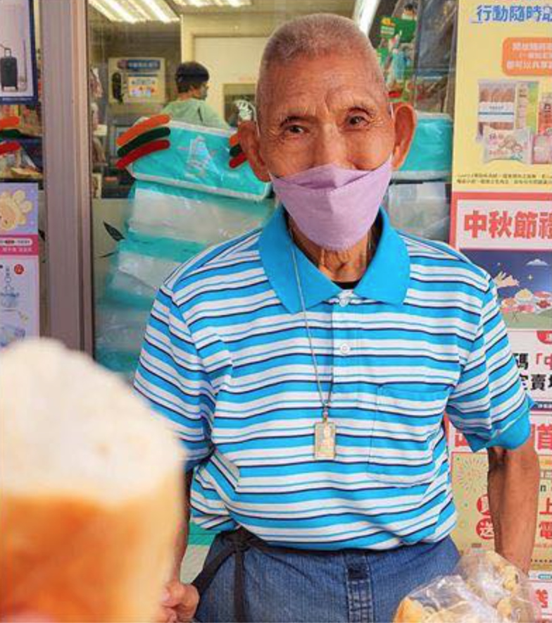 為台灣奉獻一生！98歲爺爺「凌晨2點起床賣饅頭」坎坷經歷曝光　白冰冰發文淚求：「希望大家幫幫他」