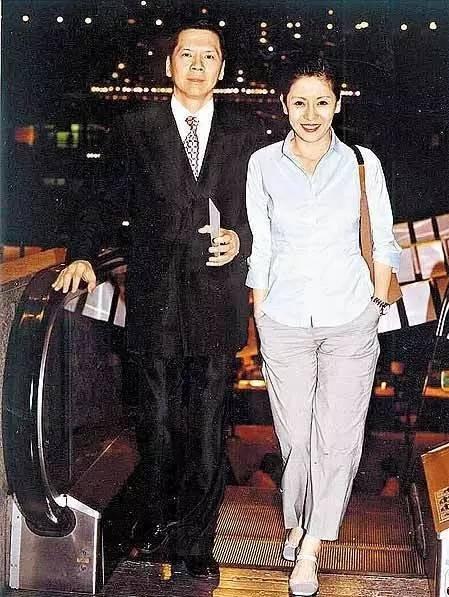 演藝圈神話夫妻！向太結婚45年「老了也常恩愛放閃」　語出驚人「老公出差我就送一盒」曝獨特馭夫術