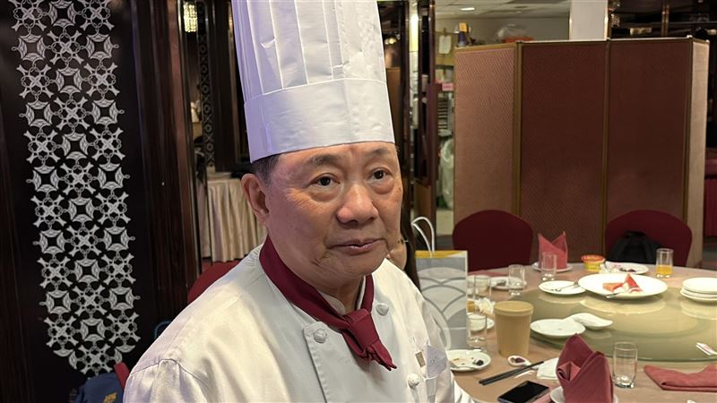 驚爆騎機車遭撞飛！阿基師「淡出螢光幕5年」近況曝光　73歲仍未退休「薪水、房子全給她」