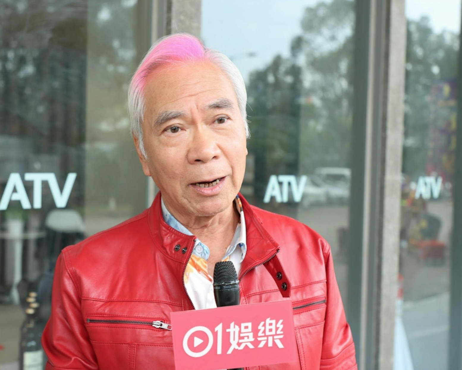 承諾出獄就結婚！74歲資深男星「被爆小36歲女友失聯」　被拍到「獨自現身聚餐」婚期全說了