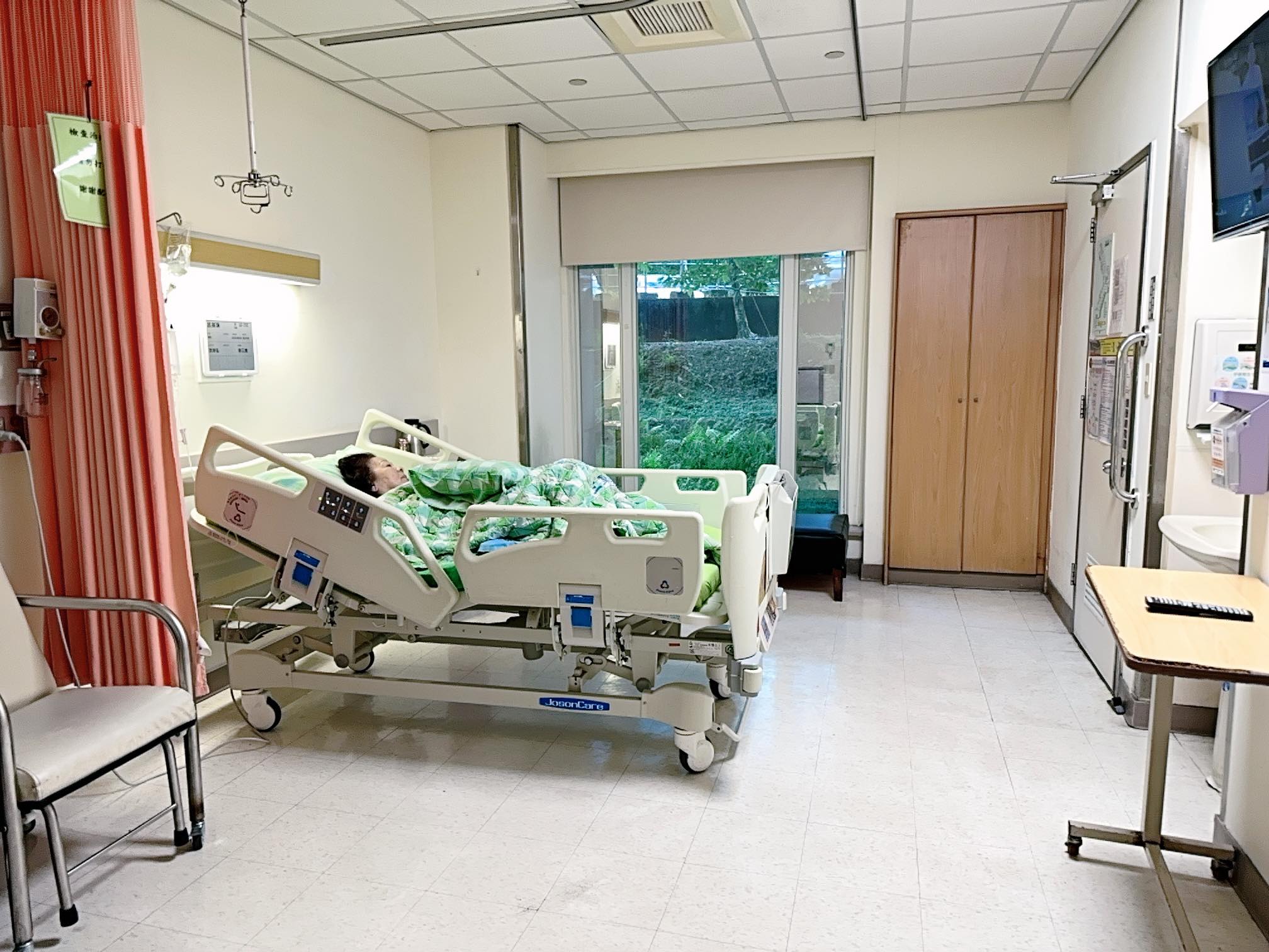 本土女星媽重摔！緊急住院「粉碎性骨折開刀」　出現幻覺「好多小朋友跑來跑去」她心疼趕赴醫院