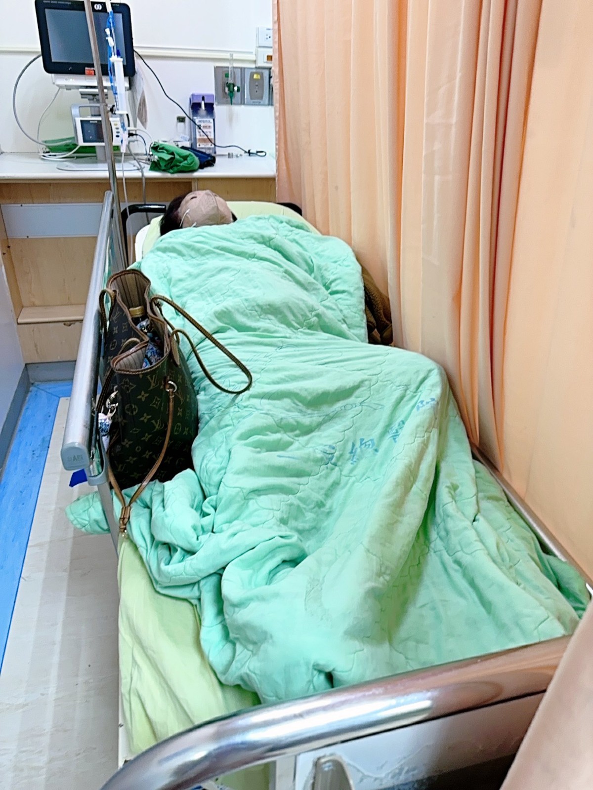 本土女星媽重摔！緊急住院「粉碎性骨折開刀」　出現幻覺「好多小朋友跑來跑去」她心疼趕赴醫院