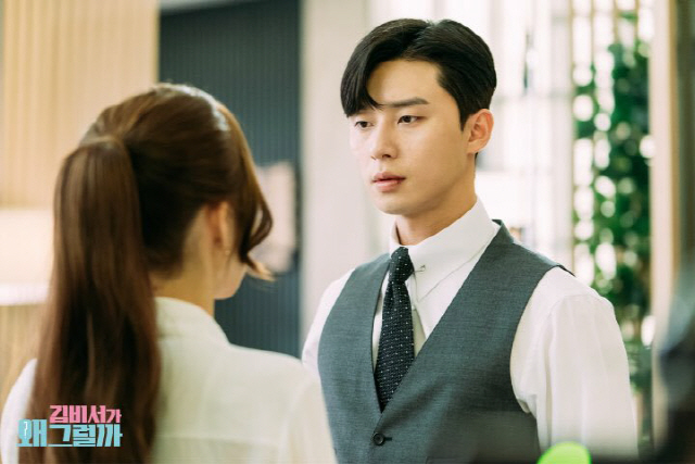 結婚4年不孕!夫妻離婚簽字「丈夫的腳不停被踢」 他轉頭「看妻子一眼」笑回:不離了~