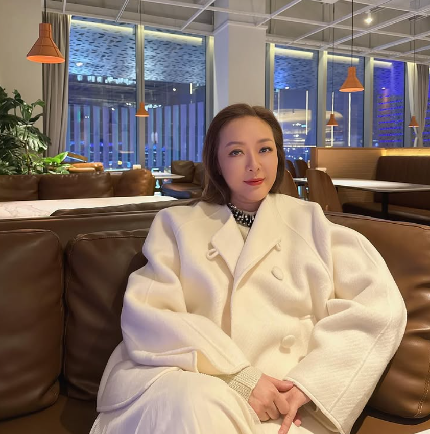 曾愛上有婦之夫！56歲資深女星「單身多年沒小孩」　突曬「與小31歲帥哥下廚照」男方身分曝光