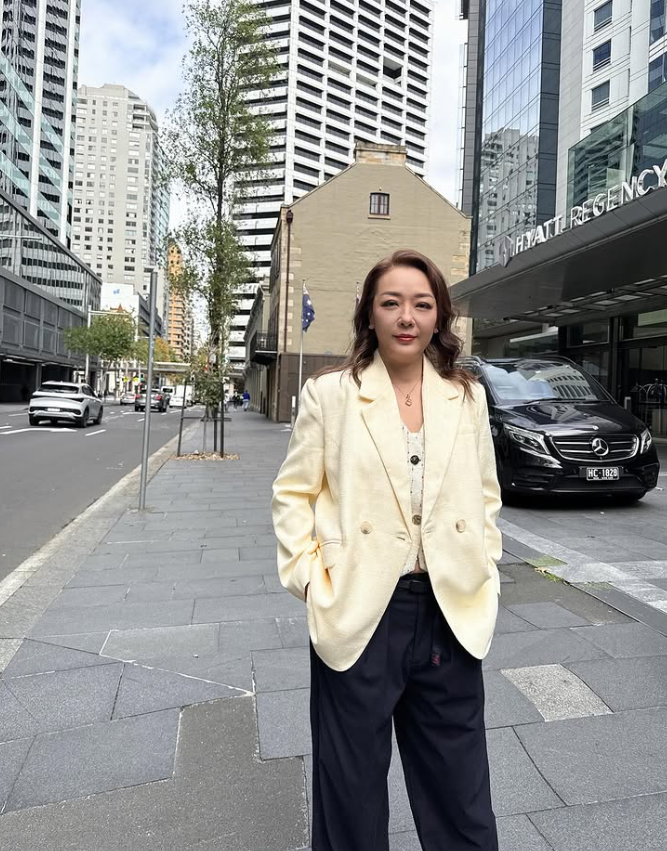 曾愛上有婦之夫！56歲資深女星「單身多年沒小孩」　突曬「與小31歲帥哥下廚照」男方身分曝光