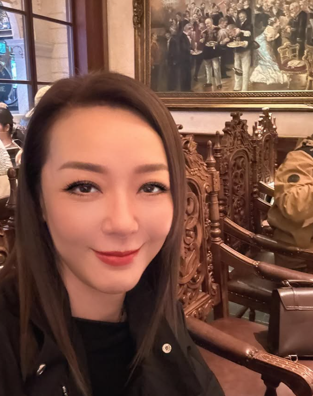 曾愛上有婦之夫！56歲資深女星「單身多年沒小孩」　突曬「與小31歲帥哥下廚照」男方身分曝光