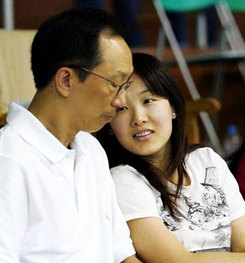 只比岳父小2歲！73歲富翁「甜娶小26歲妻」恩愛23年　夫妻倆「私下互動曝光」網搖頭：逃不過現實...