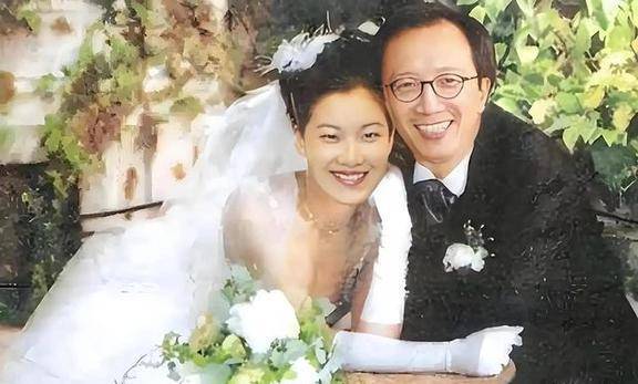 只比岳父小2歲！73歲富翁「甜娶小26歲妻」恩愛23年　夫妻倆「私下互動曝光」網搖頭：逃不過現實...