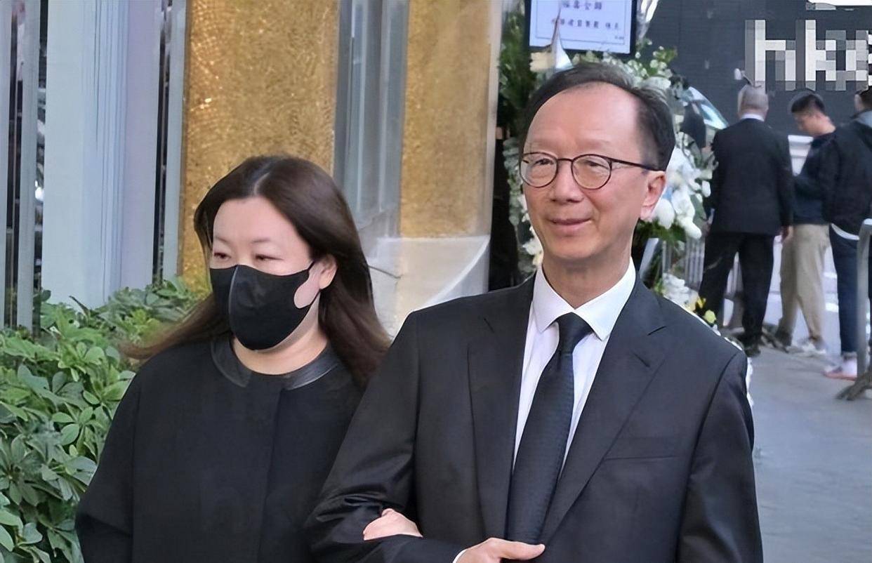 只比岳父小2歲！73歲富翁「甜娶小26歲妻」恩愛23年　夫妻倆「私下互動曝光」網搖頭：逃不過現實...