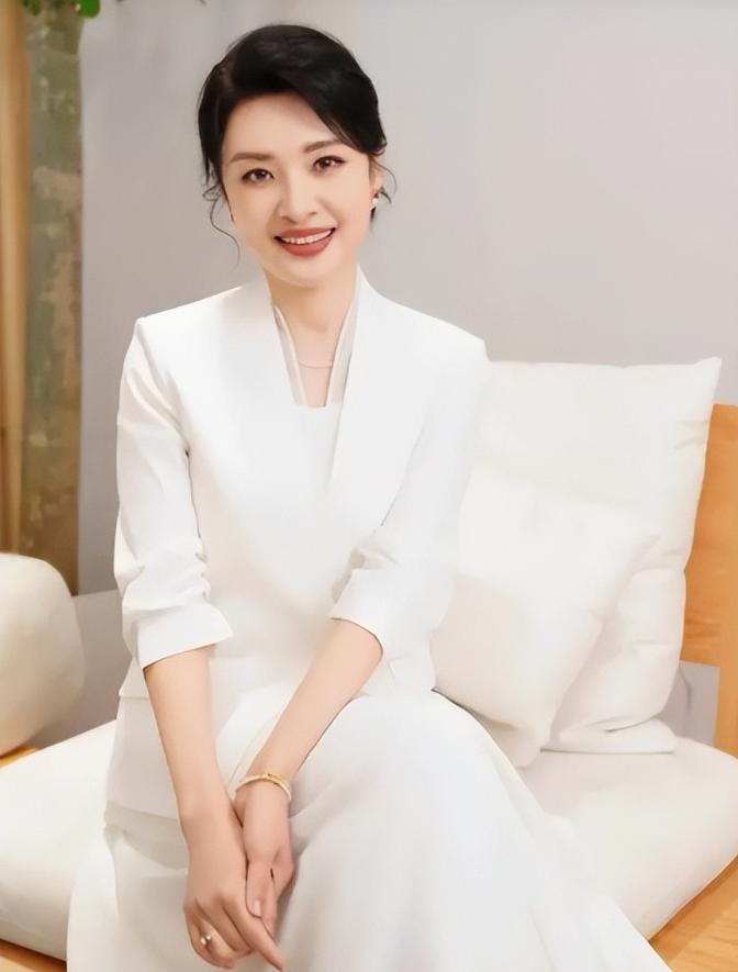 被酸愛財如命！57歲資深女星「拋棄初戀尪嫁富商」　默默承受攻擊「多年後真相曝光」網嘆：她是對的...