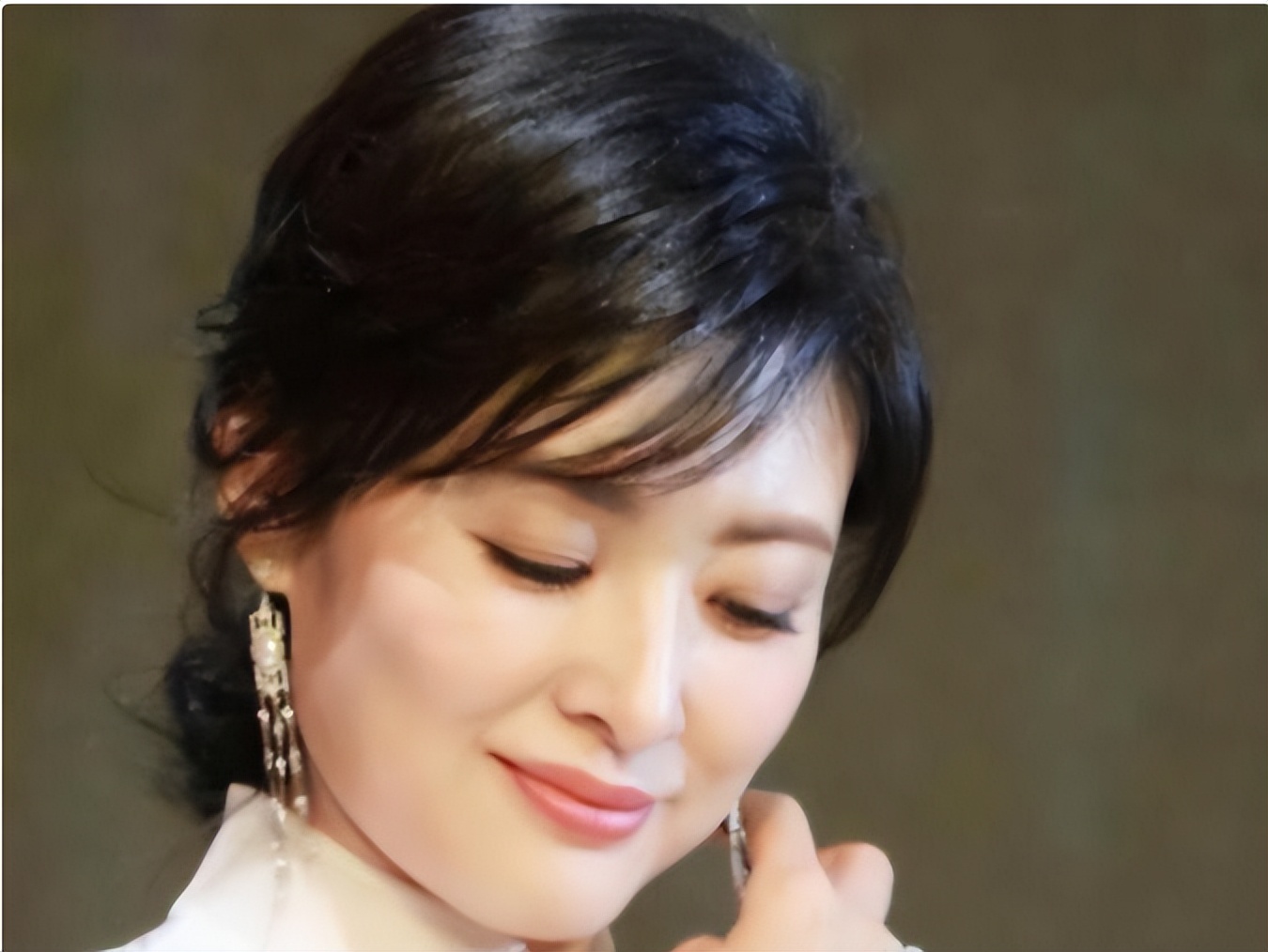 被酸愛財如命！57歲資深女星「拋棄初戀尪嫁富商」　默默承受攻擊「多年後真相曝光」網嘆：她是對的...