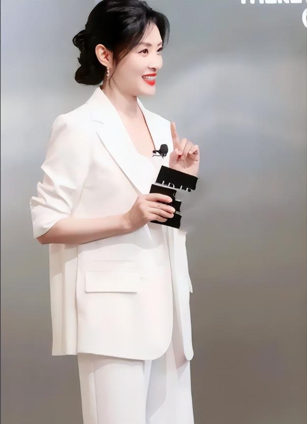 被酸愛財如命！57歲資深女星「拋棄初戀尪嫁富商」　默默承受攻擊「多年後真相曝光」網嘆：她是對的...