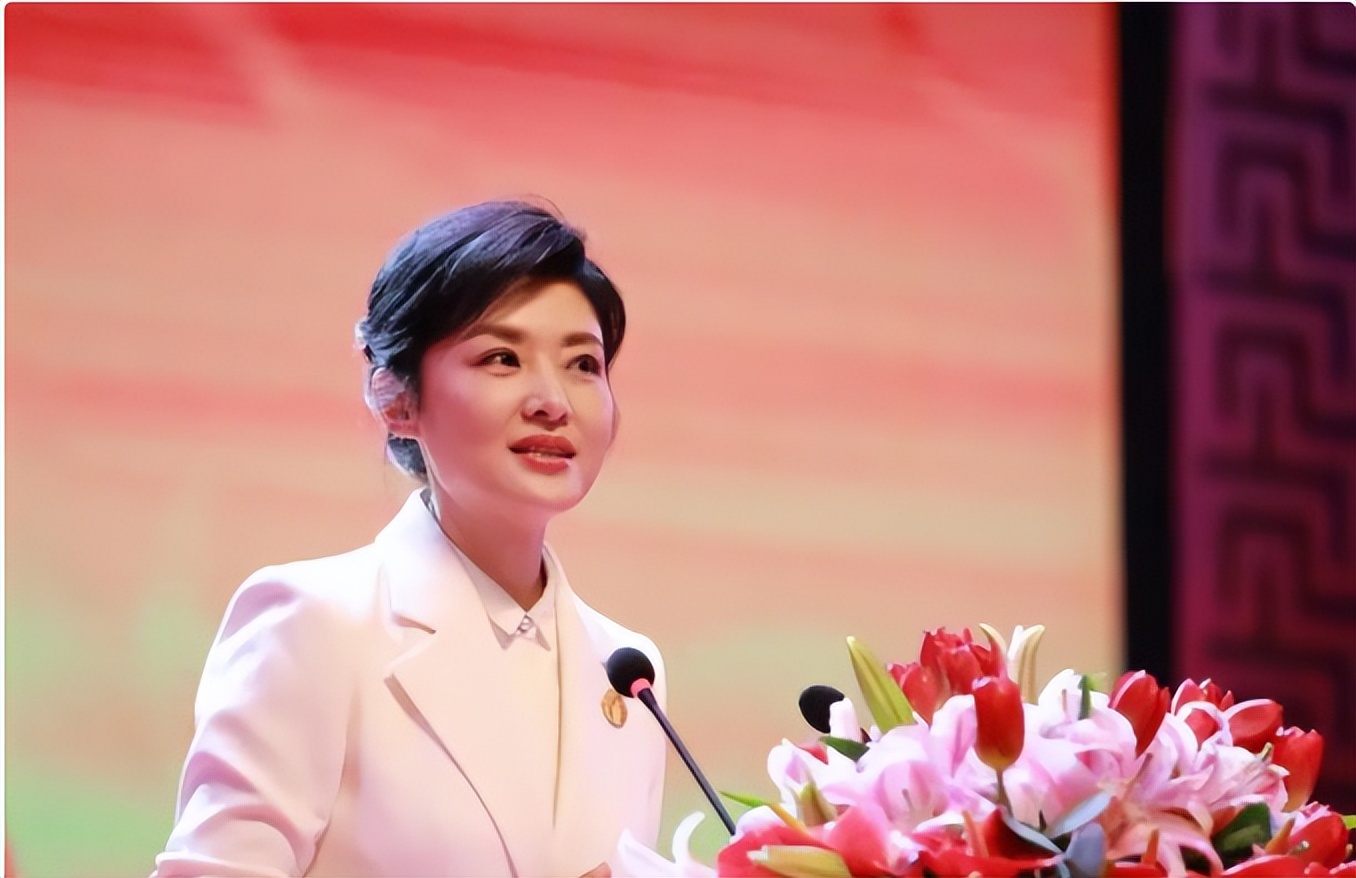 被酸愛財如命！57歲資深女星「拋棄初戀尪嫁富商」　默默承受攻擊「多年後真相曝光」網嘆：她是對的...