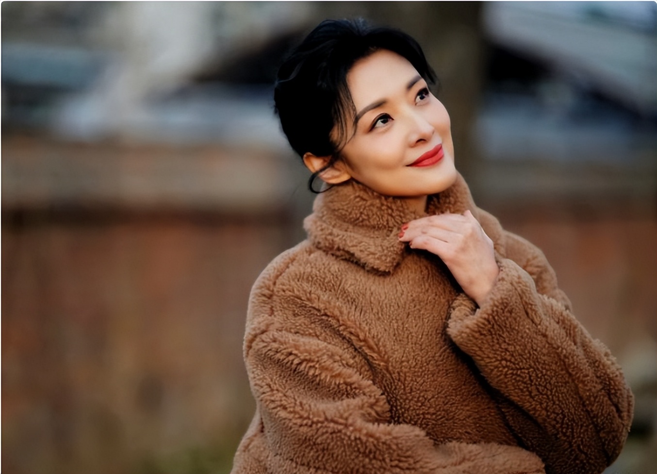 被酸愛財如命！57歲資深女星「拋棄初戀尪嫁富商」　默默承受攻擊「多年後真相曝光」網嘆：她是對的...