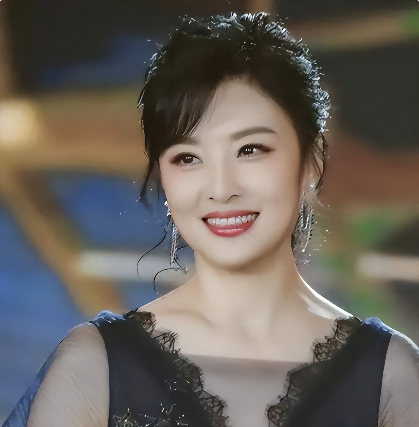 被酸愛財如命！57歲資深女星「拋棄初戀尪嫁富商」　默默承受攻擊「多年後真相曝光」網嘆：她是對的...