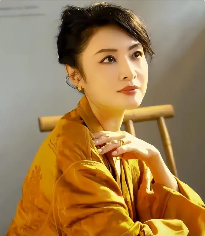 被酸愛財如命！57歲資深女星「拋棄初戀尪嫁富商」　默默承受攻擊「多年後真相曝光」網嘆：她是對的...