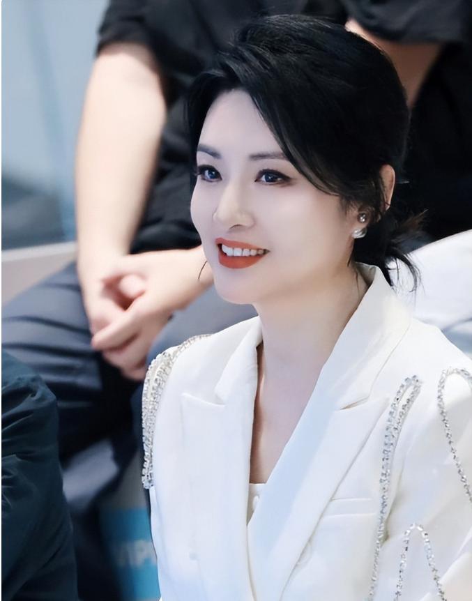 被酸愛財如命！57歲資深女星「拋棄初戀尪嫁富商」　默默承受攻擊「多年後真相曝光」網嘆：她是對的...
