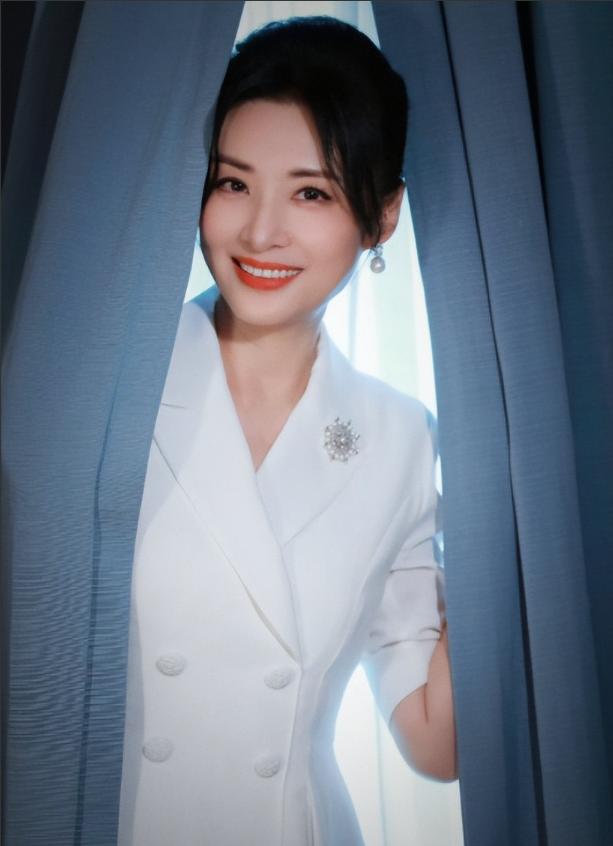 被酸愛財如命！57歲資深女星「拋棄初戀尪嫁富商」　默默承受攻擊「多年後真相曝光」網嘆：她是對的...
