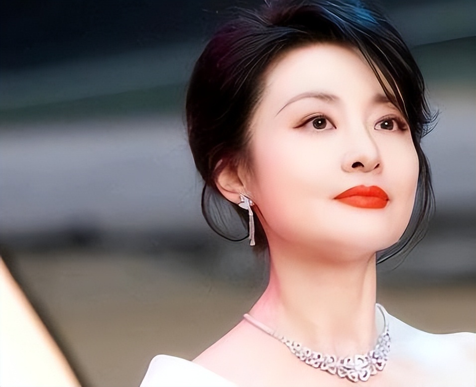 被酸愛財如命！57歲資深女星「拋棄初戀尪嫁富商」　默默承受攻擊「多年後真相曝光」網嘆：她是對的...