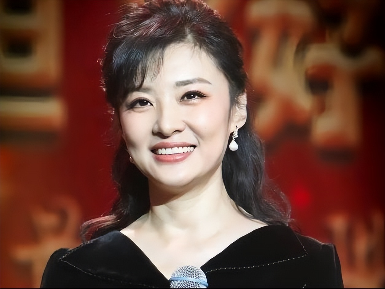 被酸愛財如命！57歲資深女星「拋棄初戀尪嫁富商」　默默承受攻擊「多年後真相曝光」網嘆：她是對的...