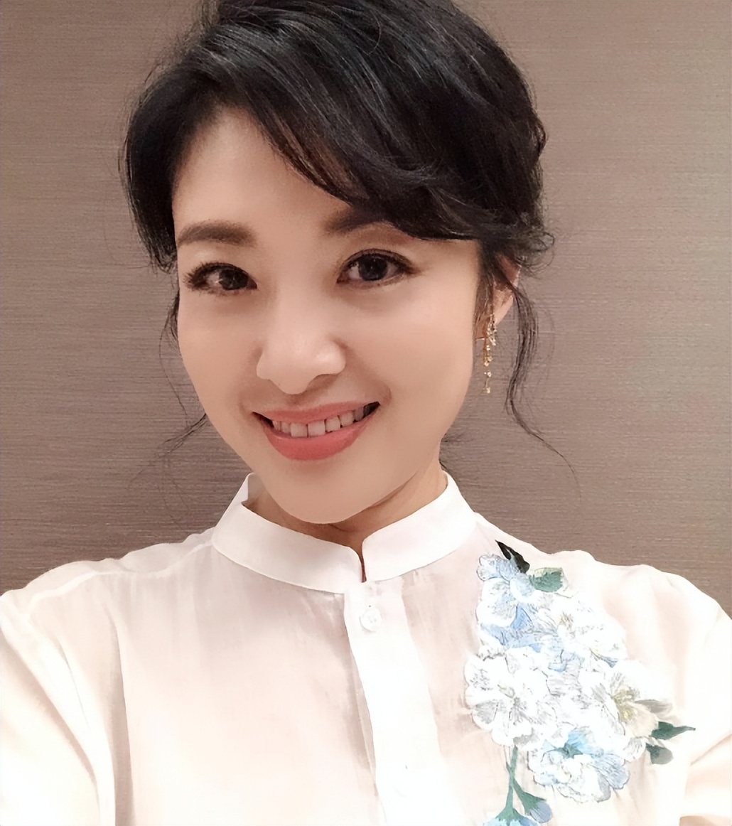被酸愛財如命！57歲資深女星「拋棄初戀尪嫁富商」　默默承受攻擊「多年後真相曝光」網嘆：她是對的...
