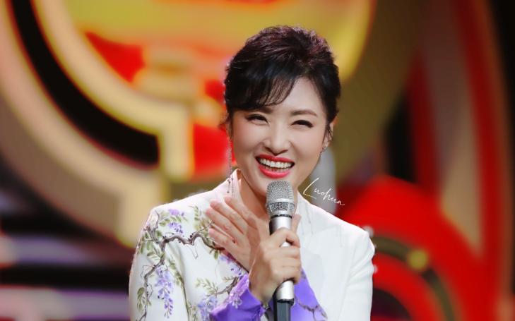 被酸愛財如命！57歲資深女星「拋棄初戀尪嫁富商」　默默承受攻擊「多年後真相曝光」網嘆：她是對的...