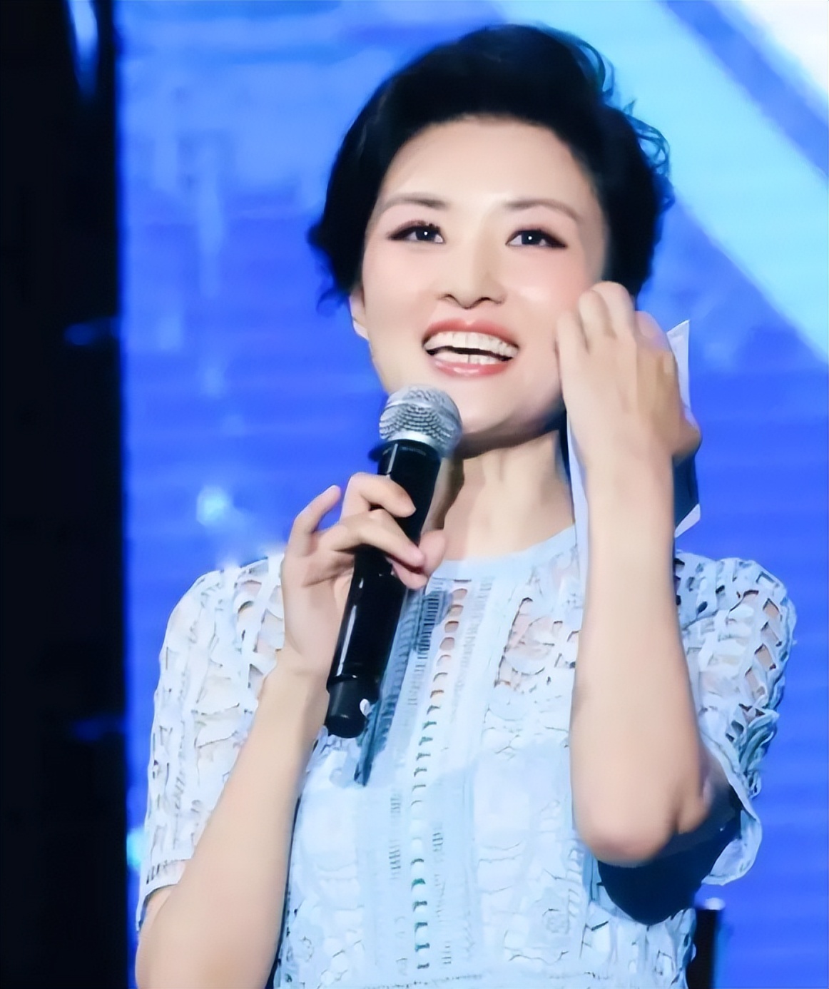 被酸愛財如命！57歲資深女星「拋棄初戀尪嫁富商」　默默承受攻擊「多年後真相曝光」網嘆：她是對的...