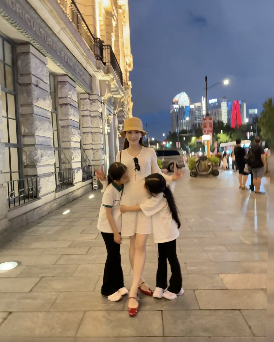 郭富城愛妻「挺8個月孕肚出遊」！穿洋裝絕美狀態曝光：最美孕媽咪