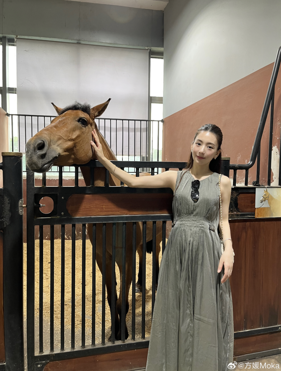郭富城愛妻「挺8個月孕肚出遊」！穿洋裝絕美狀態曝光：最美孕媽咪