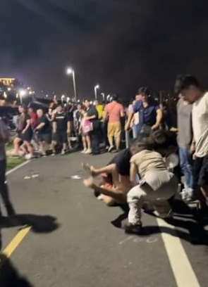 看煙火變格鬥賽！大稻埕「2男2女揮拳狂揍」　她慘叫「頭髮遭扯下」衝突原因曝光