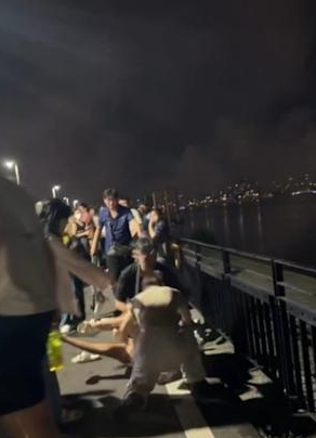 看煙火變格鬥賽！大稻埕「2男2女揮拳狂揍」　她慘叫「頭髮遭扯下」衝突原因曝光