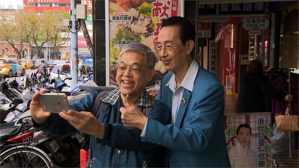 早年擁上億房產！73歲大咖老戲骨「台北街頭被認出」　親自擺攤叫賣「親切又凍齡」網讚：令人尊敬