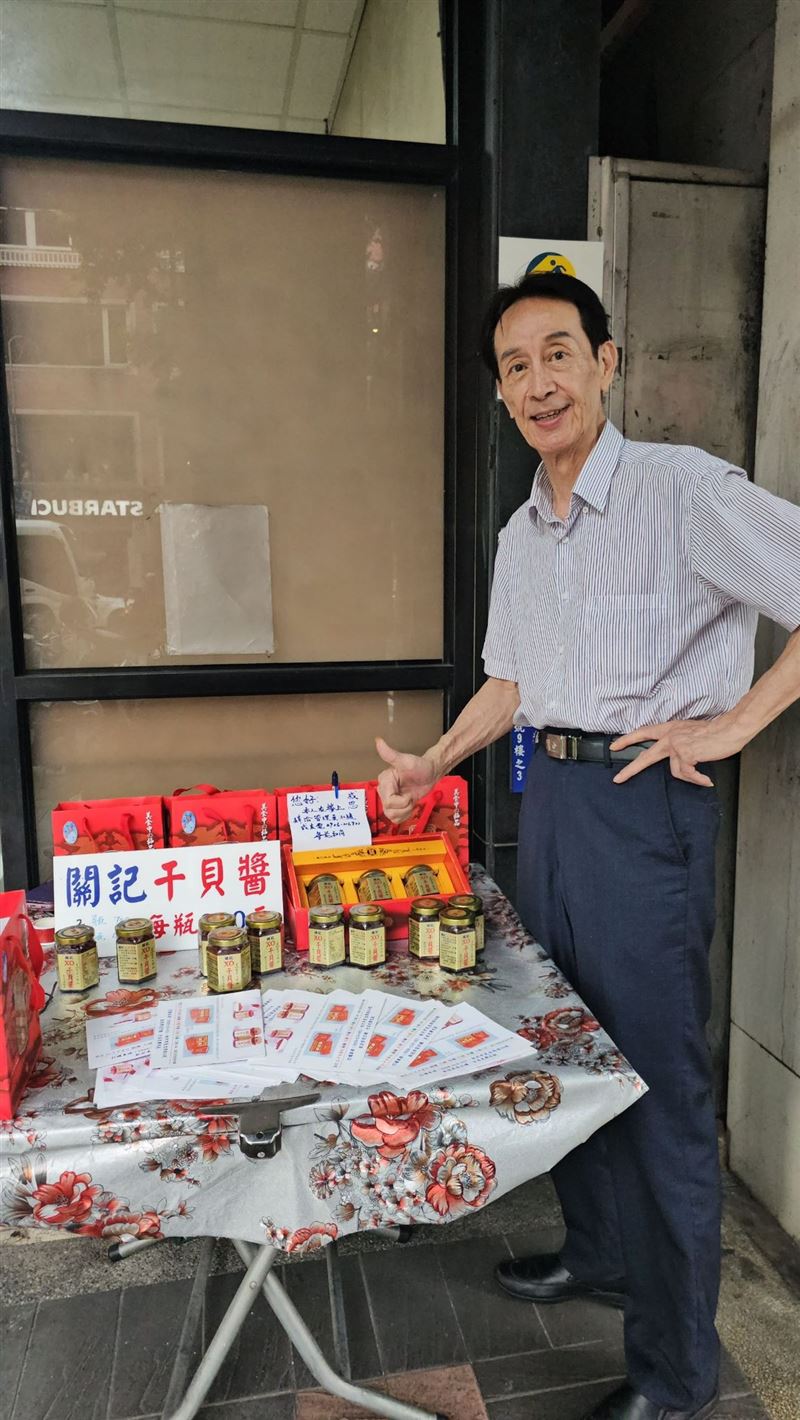 早年擁上億房產！73歲大咖老戲骨「台北街頭被認出」　親自擺攤叫賣「親切又凍齡」網讚：令人尊敬