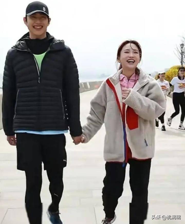 大談差19歲姐弟戀！大咖女星「與鮮肉男友遊樂園約會」　甜蜜黏緊緊卻被酸「像母子出遊」
