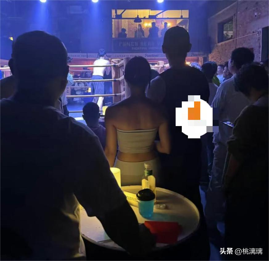 大談差19歲姐弟戀！大咖女星「與鮮肉男友遊樂園約會」　甜蜜黏緊緊卻被酸「像母子出遊」
