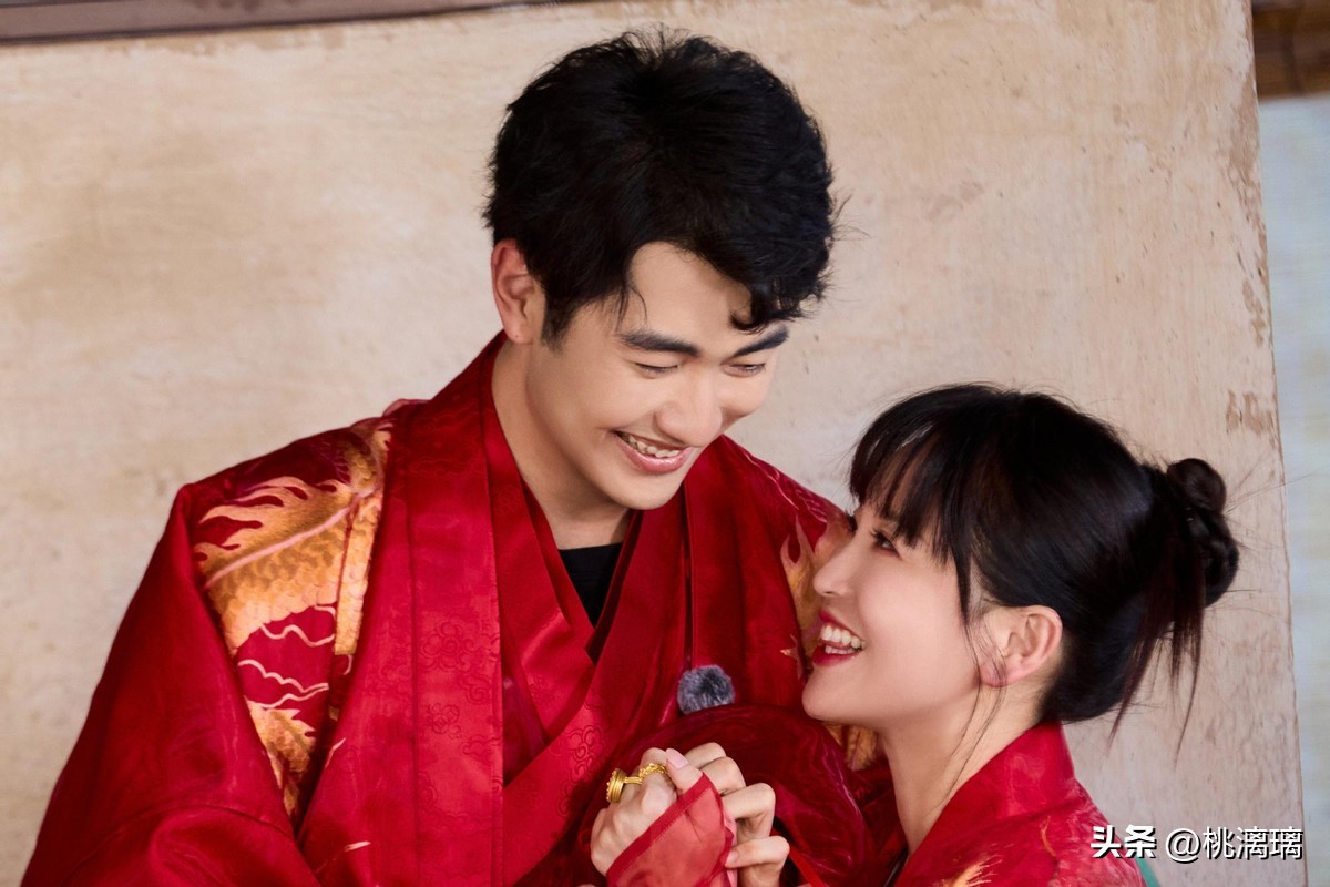 大談差19歲姐弟戀！大咖女星「與鮮肉男友遊樂園約會」　甜蜜黏緊緊卻被酸「像母子出遊」