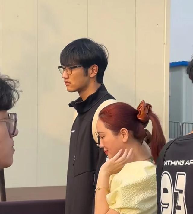 大談差19歲姐弟戀！大咖女星「與鮮肉男友遊樂園約會」　甜蜜黏緊緊卻被酸「像母子出遊」