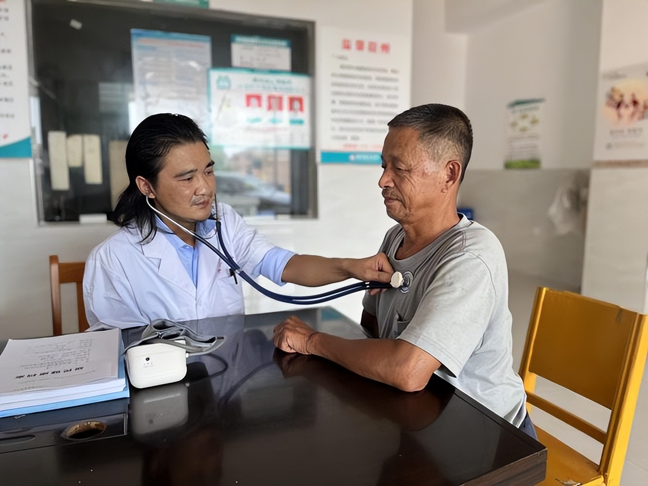 不單單只是不好看！醫生警告：愛駝背的人「早晚會承受5個後果」：真的很可怕