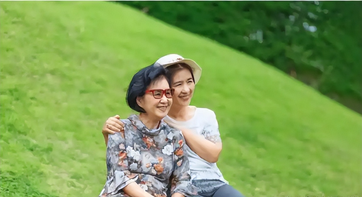 不單單只是不好看！醫生警告：愛駝背的人「早晚會承受5個後果」：真的很可怕
