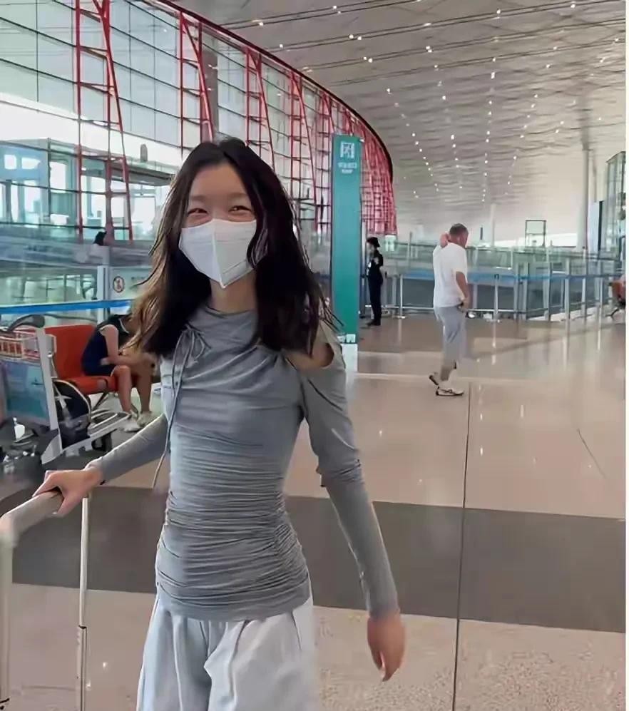 剛傳出戀情告吹！大咖影后「素顏憔悴現身被目擊」　頭髮凌亂認不出「網憂情緒狀態」