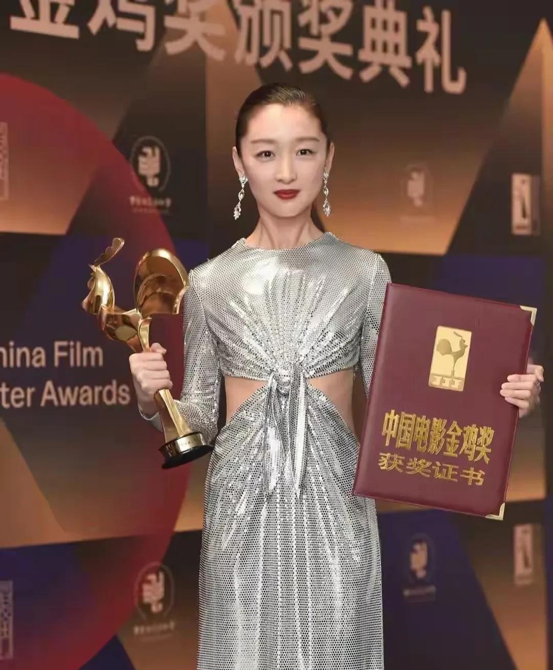 剛傳出戀情告吹！大咖影后「素顏憔悴現身被目擊」　頭髮凌亂認不出「網憂情緒狀態」