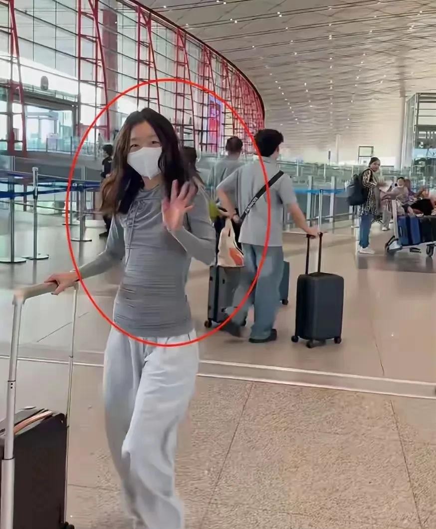 剛傳出戀情告吹！大咖影后「素顏憔悴現身被目擊」　頭髮凌亂認不出「網憂情緒狀態」