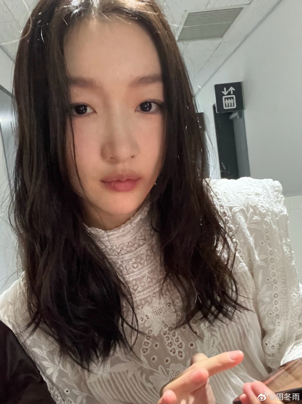 剛傳出戀情告吹！大咖影后「素顏憔悴現身被目擊」　頭髮凌亂認不出「網憂情緒狀態」