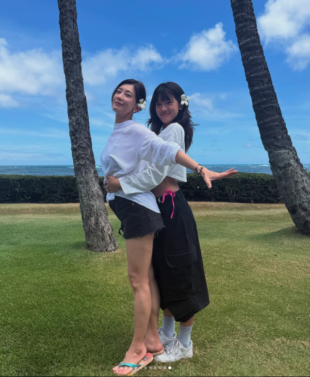 出國大解放！50歲賈靜雯「被女兒出賣比基尼辣照」　驚喊「我這麼小有什麼好看」修杰楷回應甜炸❤️