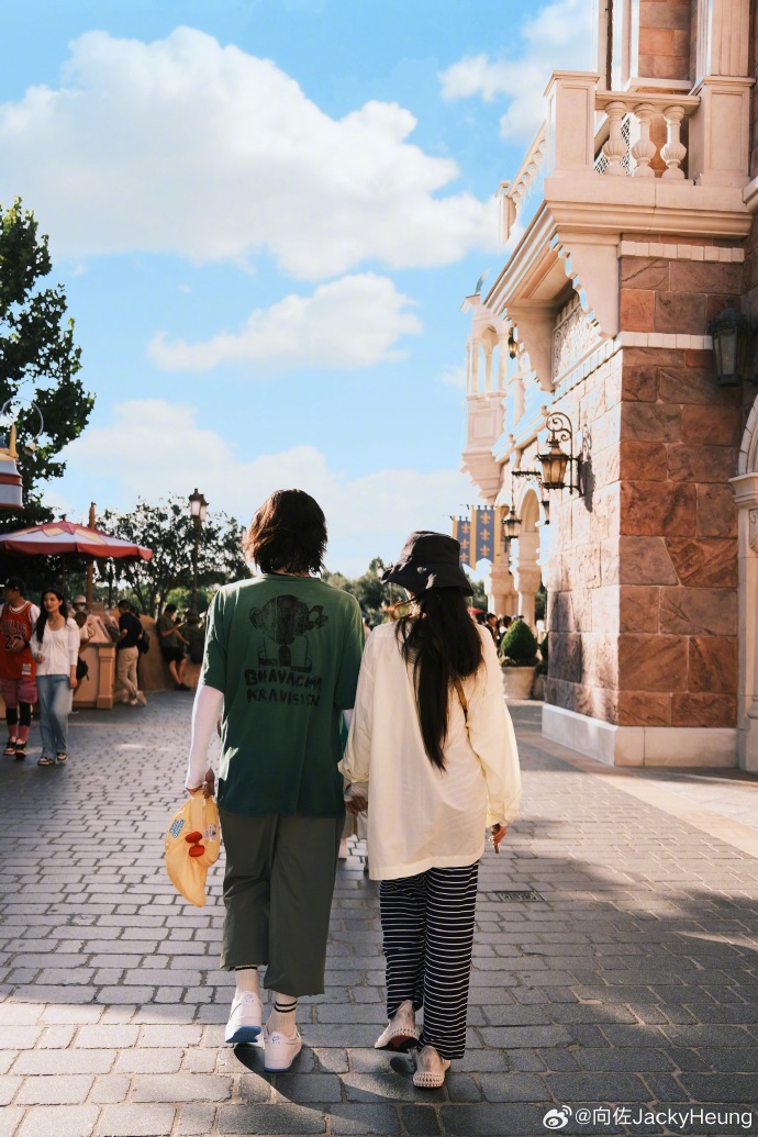 神仙婆媳！郭碧婷「嫁娛樂大亨之子」遭疑豪門碗難捧　她一句話「婆婆買下台北4塊地」網看哭