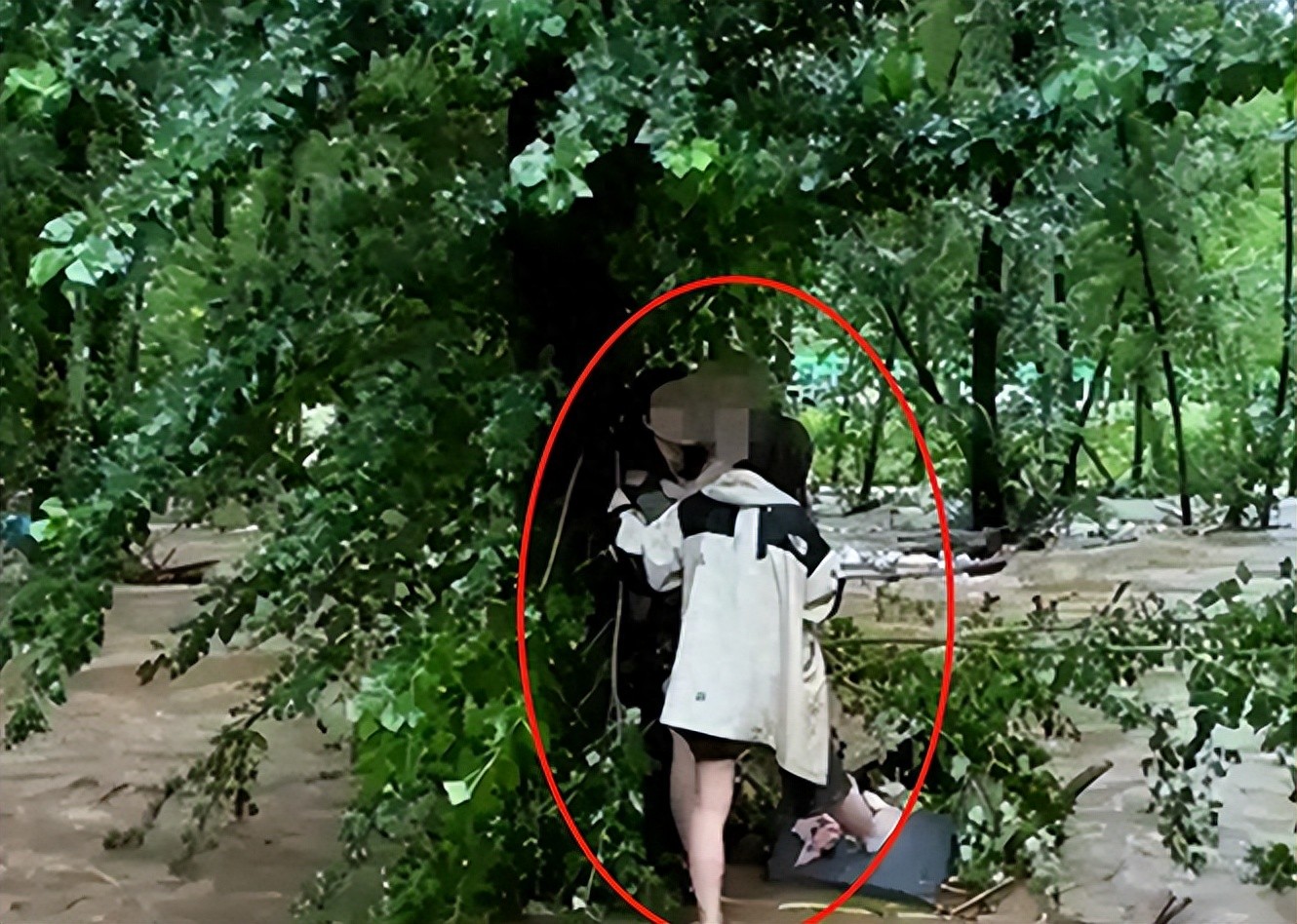 13人出遊露營「只剩1人存活」！19歲倖存女孩痛哭：「有2次機會不聽勸」