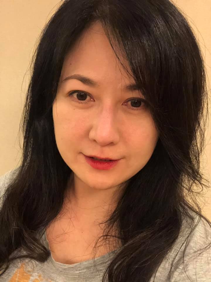 放棄10億贍養費！61歲女星「2度親自踏出豪門」　敢愛敢恨「愛情長跑小10歲鮮肉」素顏照美翻❤