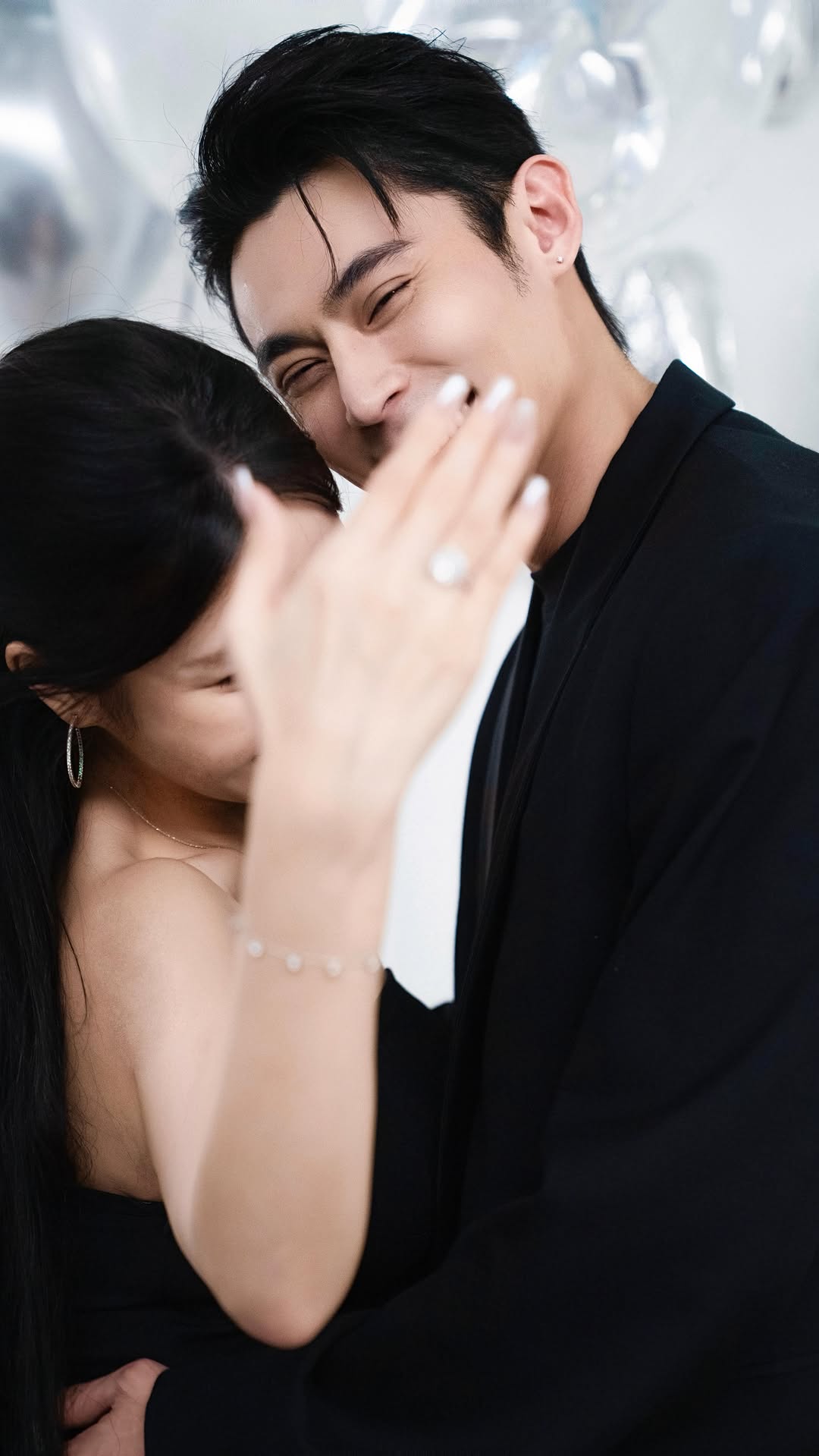 訂婚2個月！資深男星「驚傳摯愛昨日離世」　靈前下跪送別：「真的好難振作...」　
